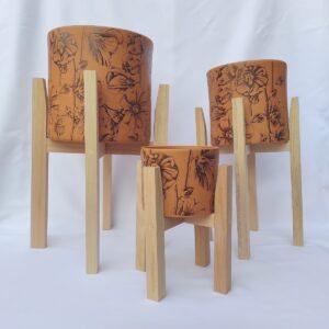 Macetas con pie de madera